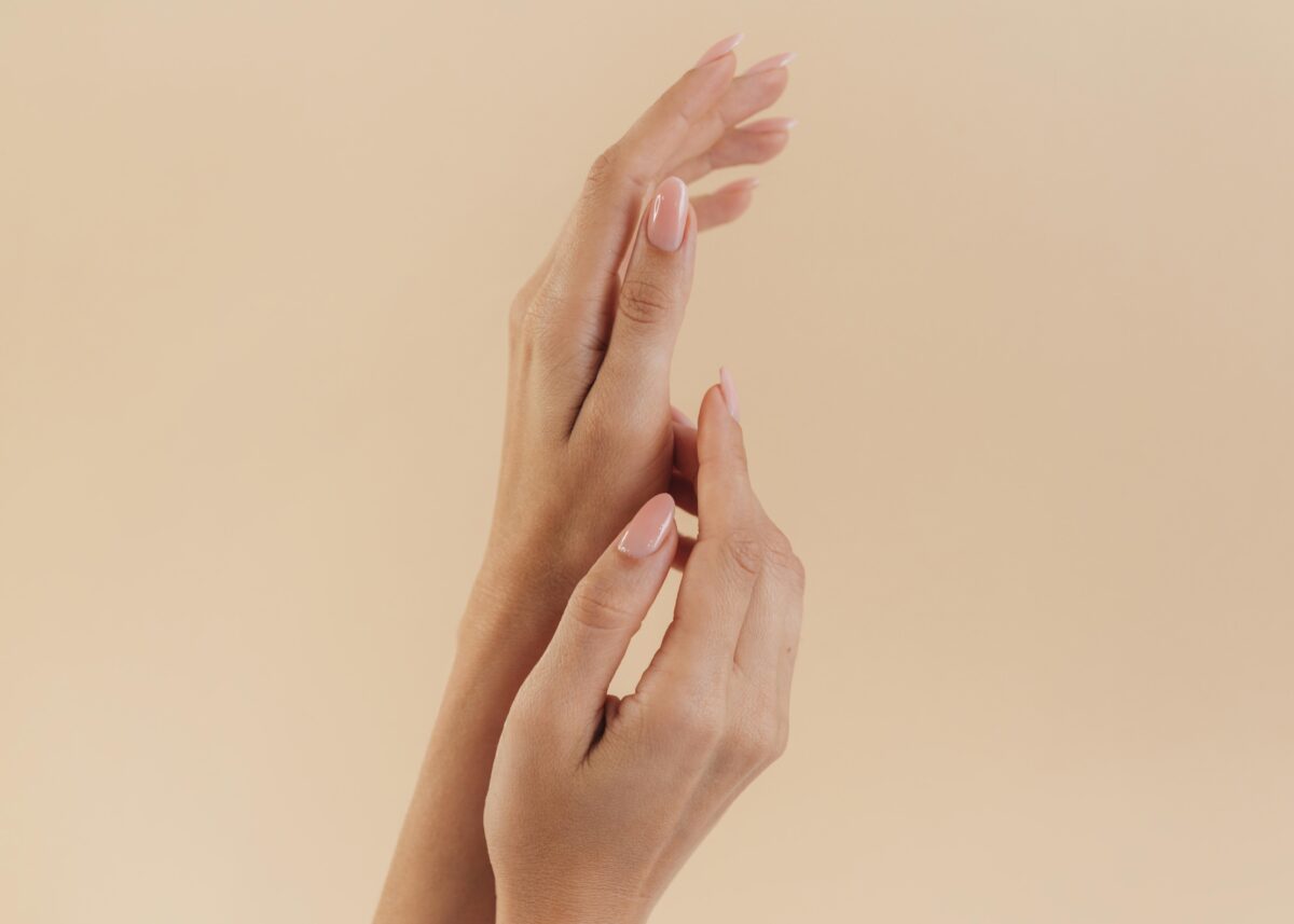 manicure-fai-da-te-healthy-beautiful-manicure-woman-hands